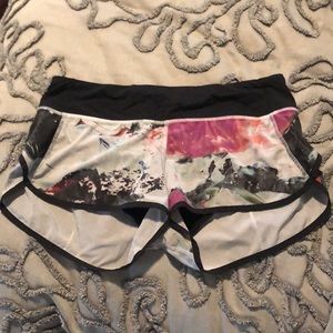 Lululemon multicolor Speed Up Short, size 8